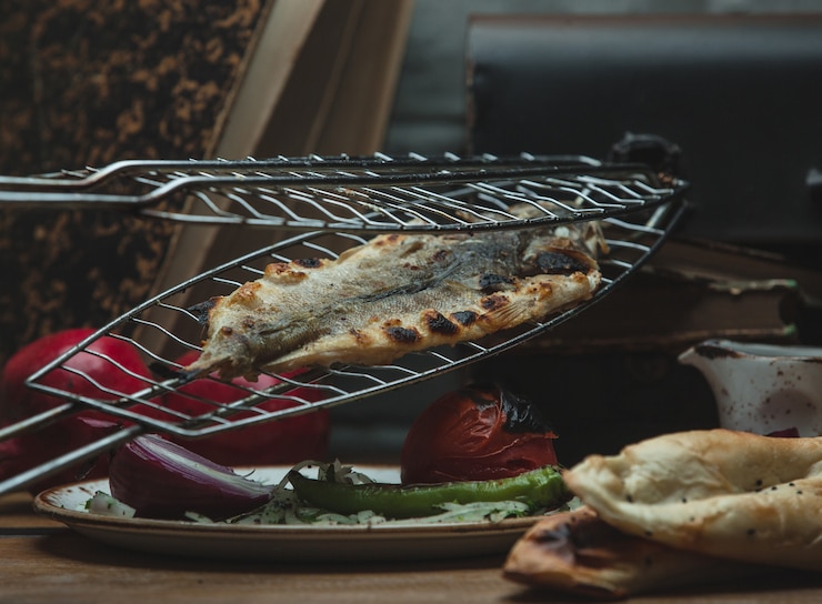 Photo gratuit tabacca de poisson grillé et mélange de légumes