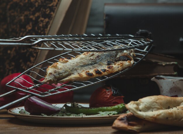 Tabacca de poisson grillé et mélange de légumes