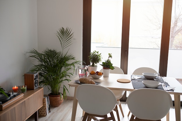 Table à angle élevé avec disposition des couverts et des assiettes