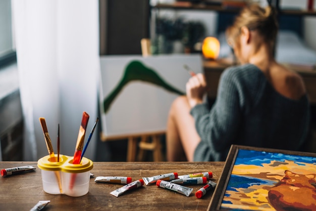 Photo gratuite table et artiste féminine