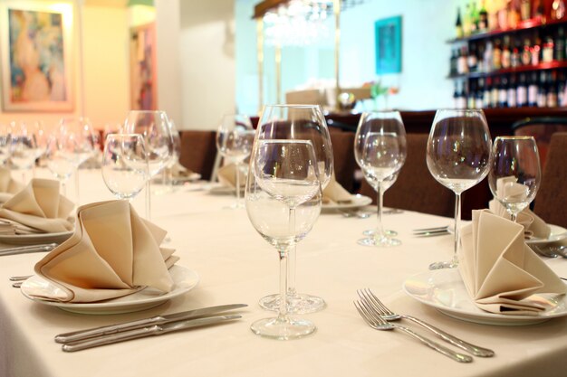 Table de banquet avec restaurant servant