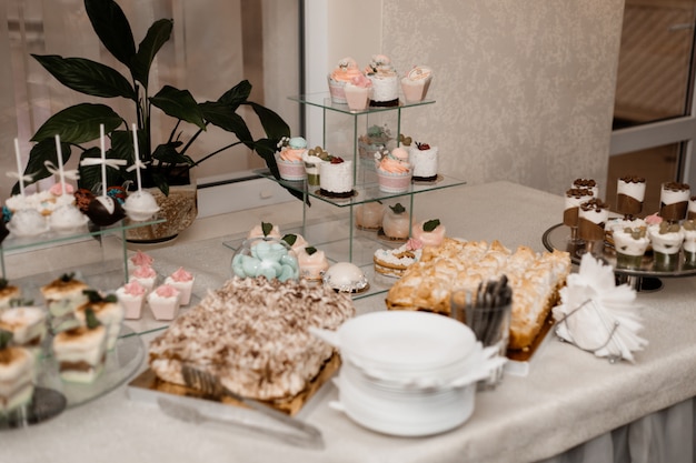 Table de bar servie avec une variété de bonbons