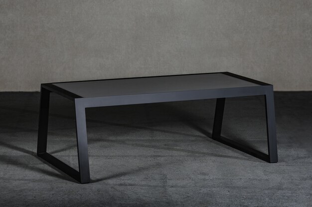 table basse noire minimaliste dans une pièce sous les lumières