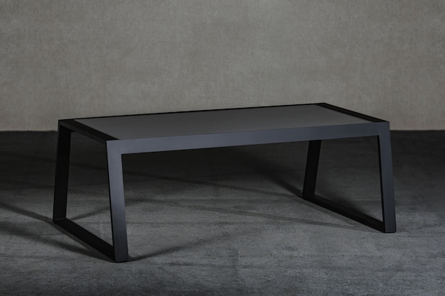 table basse noire minimaliste dans une pièce sous les lumières