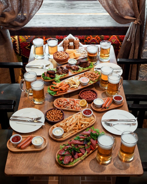 Photo gratuite table avec beaucoup de snacks et de bière