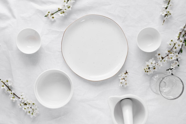 Table blanche pour un délicieux arrangement de repas