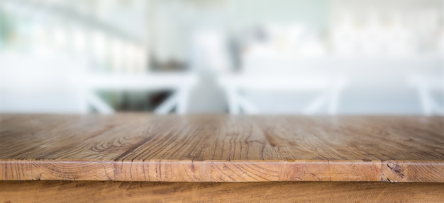 Table en bois avec arrière-plan flou