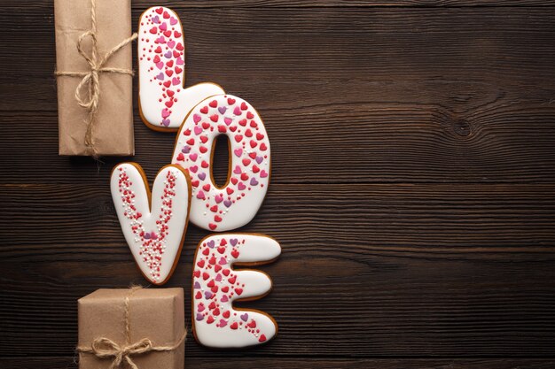 table en bois brun avec le mot «amour» et des cadeaux bruns