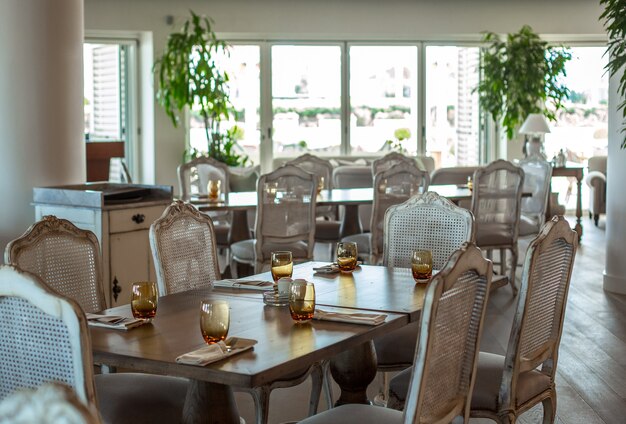 Table en bois avec chaises rustiques