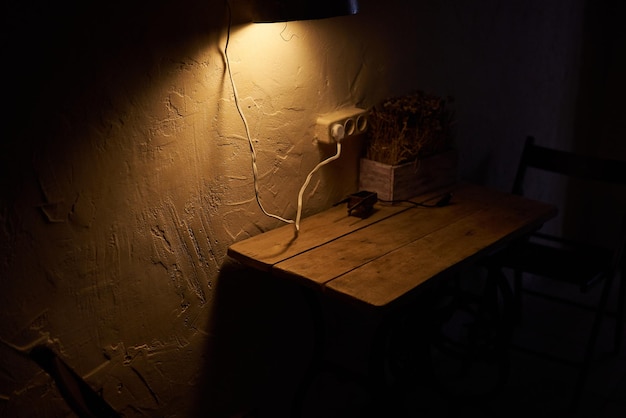 Table en bois dans un éclairage tamisé