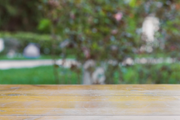 Table de bois dans le parc