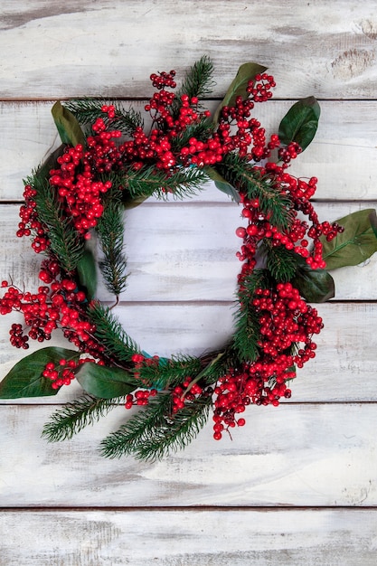 La table en bois avec des décorations de Noël