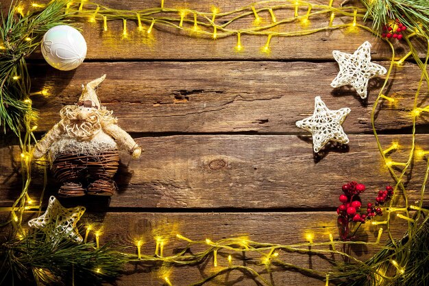 La table en bois avec des décorations de Noël