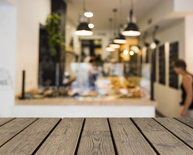 Table en bois donnant sur le buffet