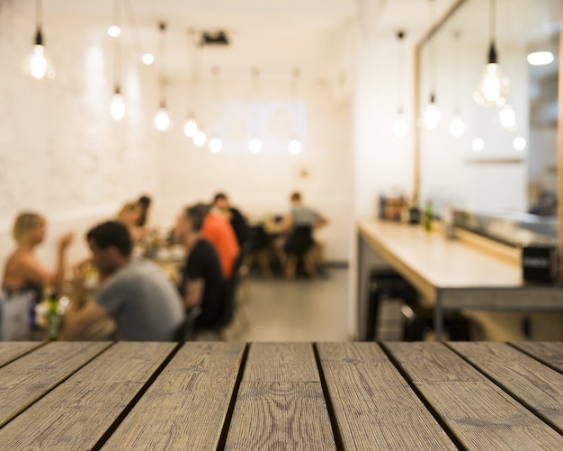 Photo gratuite table en bois donnant sur les gens à mensa