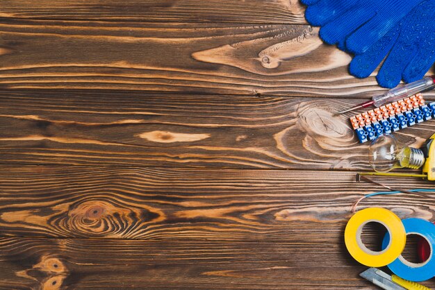 Table en bois avec équipement électrique