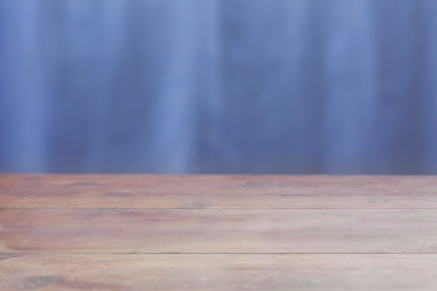 Table en bois sur fond bleu