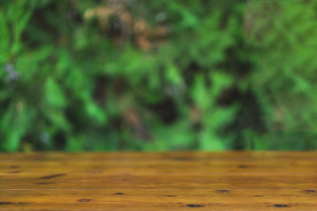 Table en bois sur fond vert flou