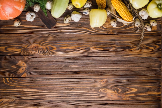 Photo gratuite table en bois avec des légumes sur le dessus