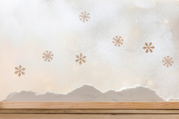 Table en bois près de la rive de la neige et des flocons de neige