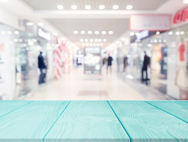 Table en bois turquoise devant le centre commercial