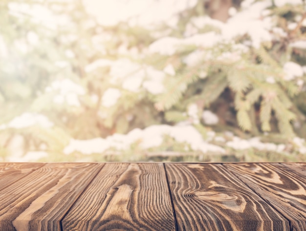 Une table en bois vide avec des arbres défocalisés