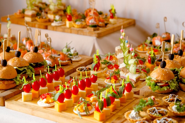 Table de buffet avec des collations de fromages hamburgers, etc.