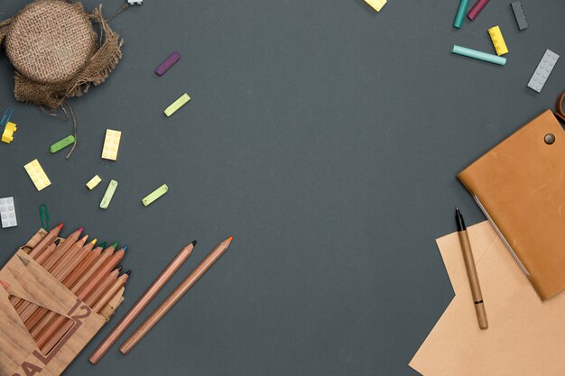 Table de bureau avec crayons, fournitures