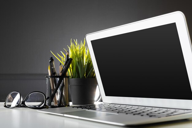 Table de bureau en cuir avec fournitures informatiques