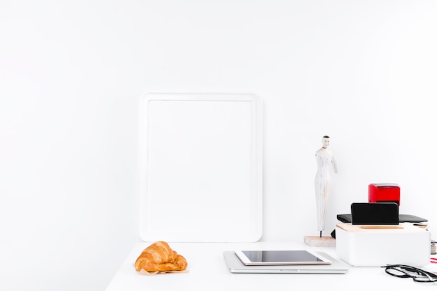 Photo gratuite table de bureau avec des gadgets