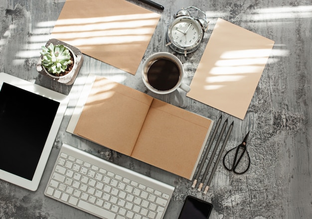 Table de bureau avec ordinateur, fournitures et téléphone