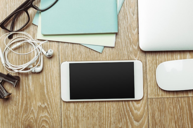 Table de bureau avec smartphone dessus vue d'en haut