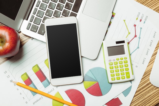 Table de bureau avec smartphone dessus vue d'en haut