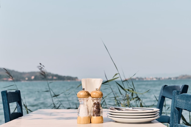 Table de café sur le fond de la mer chaude après-midi Idée de fond pour la publicité de vacances ou la revue de cuisine Week-end en mer