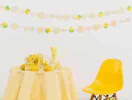 Photo gratuite table et chaise avec citrons et guirlandes