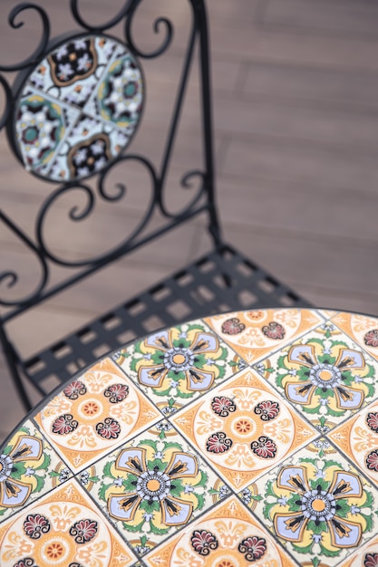 Photo gratuite table et chaise texturées avec des ornements lumineux
