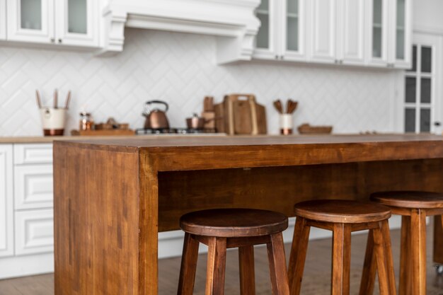 Table et chaises en bois dans la cuisine