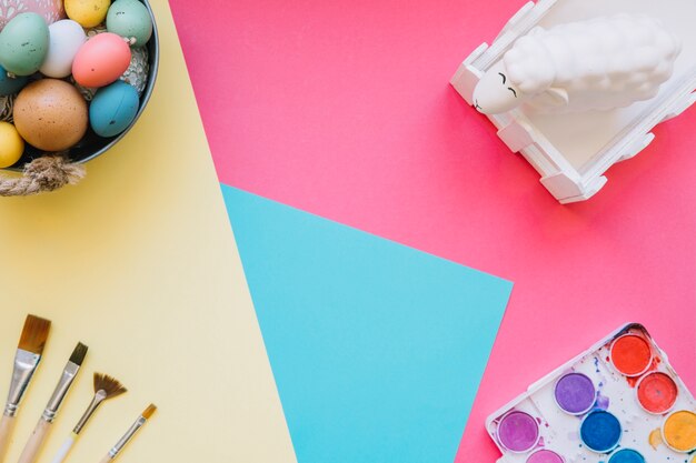 Table avec des couleurs et des oeufs de Pâques