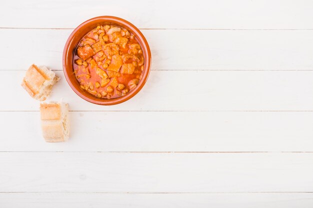 Table de cuisine avec plat et pain