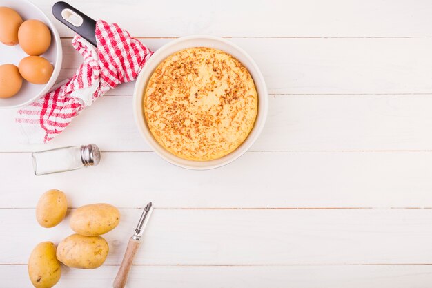 Table de cuisine avec tarte et ingrédients