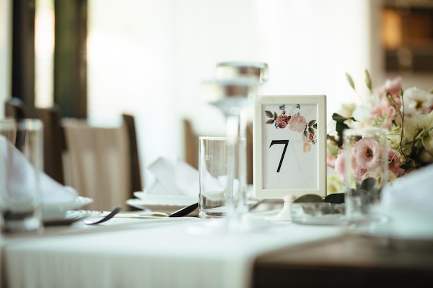 Table décorée à la réception de mariage.