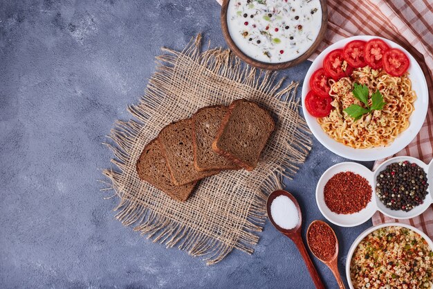 Table à dîner avec des aliments mélangés dans des plats blancs sur un morceau de toile de jute.