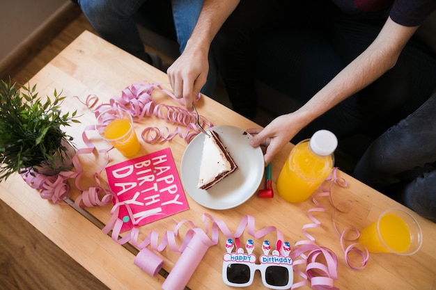 Table de fête d'anniversaire vue de dessus