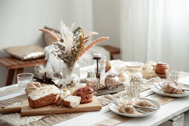 Une table de fête avec un cadre magnifique et des pâtisseries de Pâques fraîchement préparées.