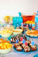 Photo gratuite table de fête décorée avec différents desserts et collations