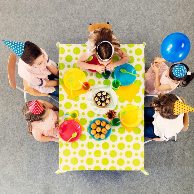 Photo gratuite table de fête des enfants d'en haut