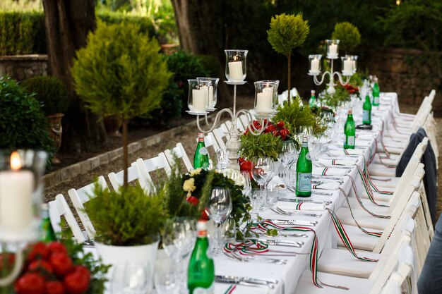 Table de fête festive décorée dans des tons blancs et verts