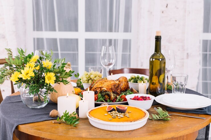 Photo gratuit table de fête avec poulet et vin au four