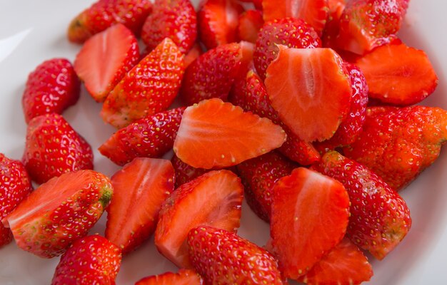 Table avec des fraises coupées