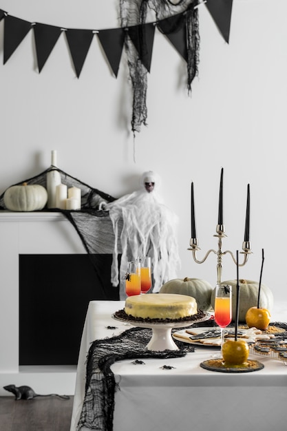 Photo gratuite table avec des friandises pour la fête d'halloween